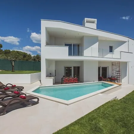 In With Swimming Pool Pula