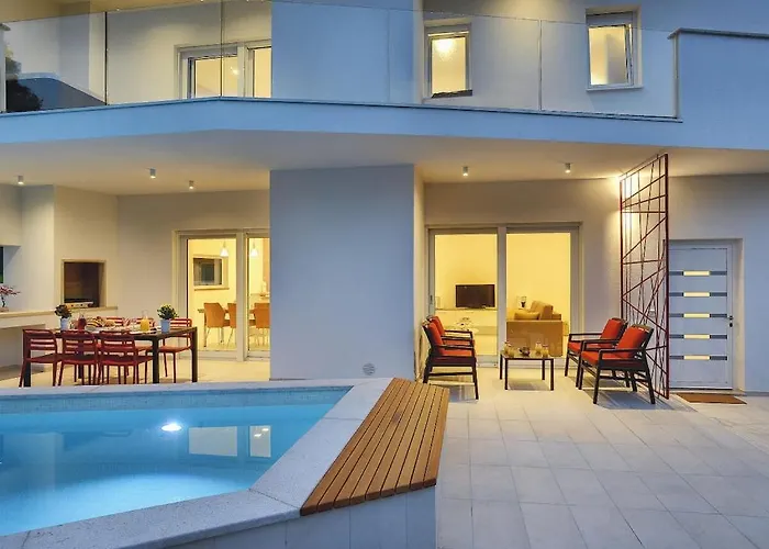 In With Swimming Pool Villa Pula
