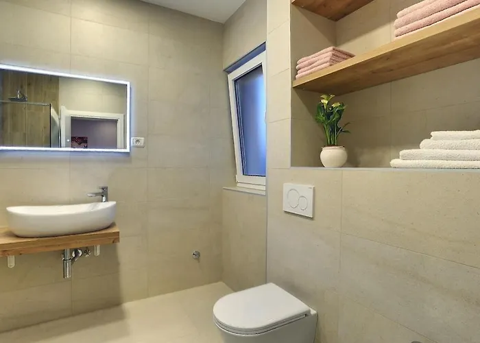 Vila In With Swimming Pool Pula
