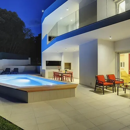 Villa In With Swimming Pool Pula