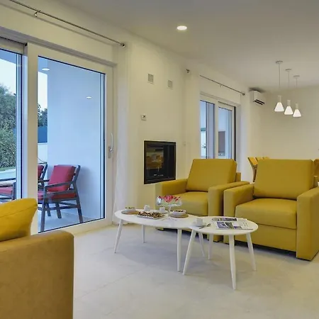 In Pula With Swimming Pool Villa *