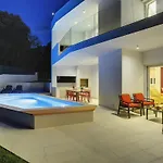 Villa In With Swimming Pool Pula