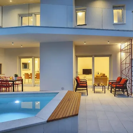In With Swimming Pool فيلة بولا