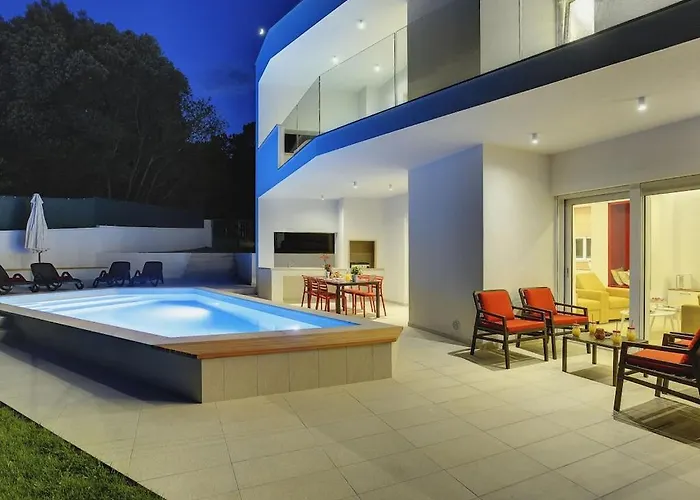 فيلة In With Swimming Pool بولا